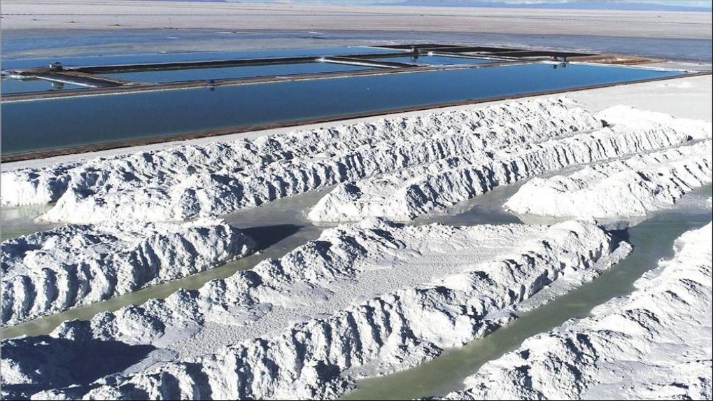 Lithium evaporation ponds and salt heaps